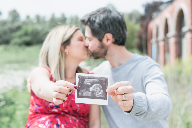seance photo femme enceinte et futur papa en foret